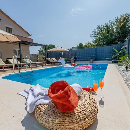 Leana Villa Kosute