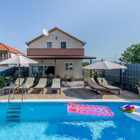 Leana Villa Kosute