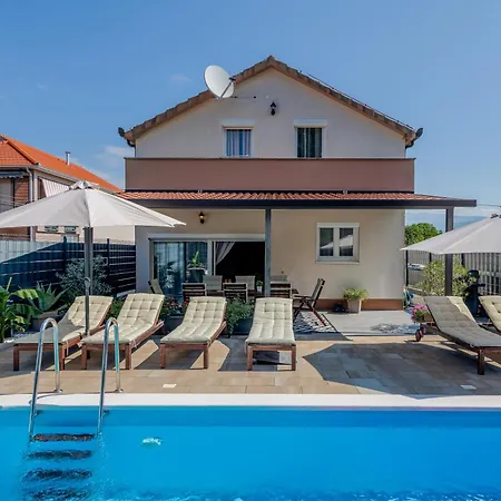 فيلة Leana Kosute