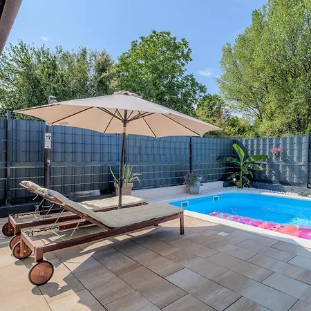 Leana فيلة Kosute